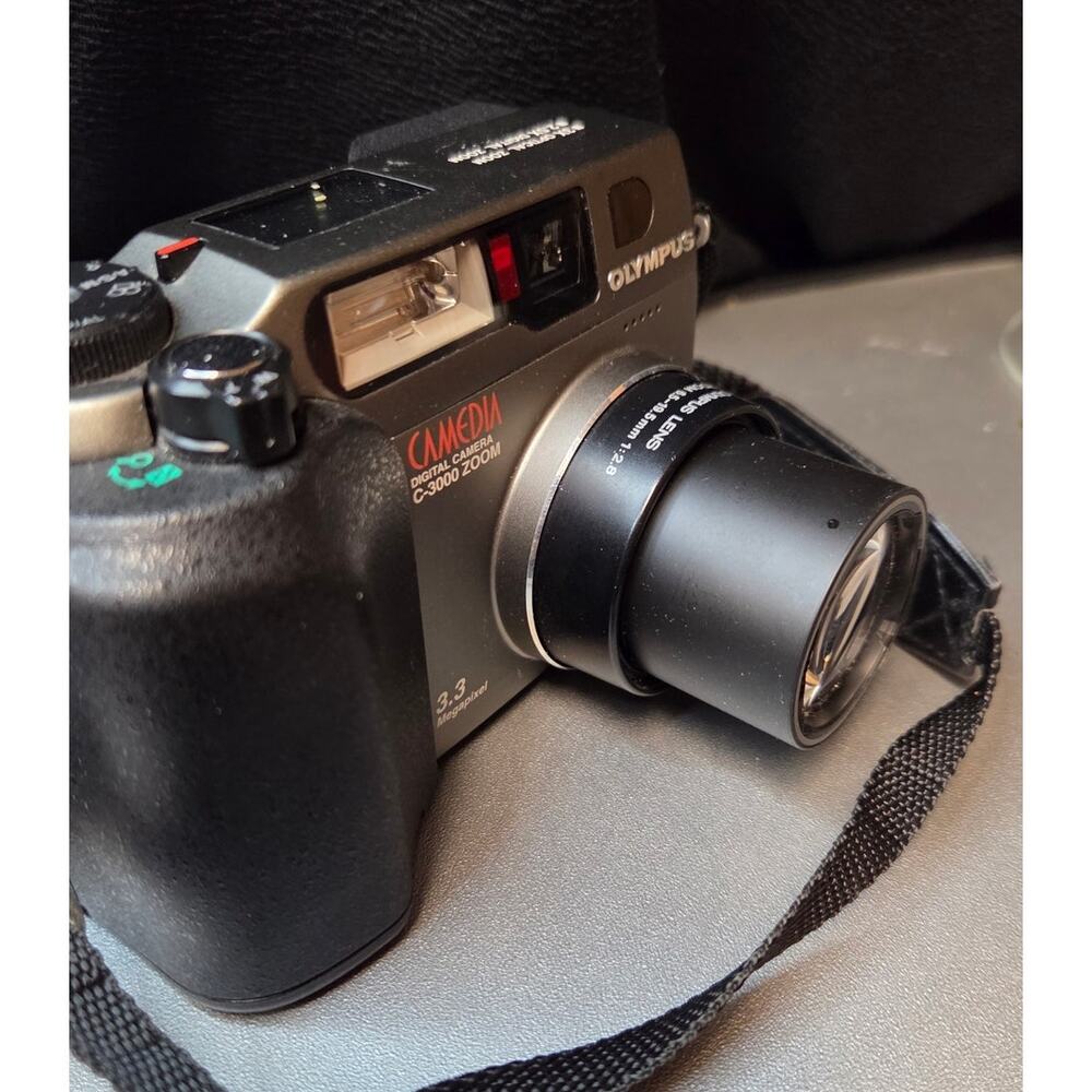 Olympus Camedia C-3000 Zoom Digital Camera (3.3MP)